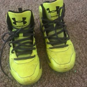 Boys under armour basketball shoe size 4
